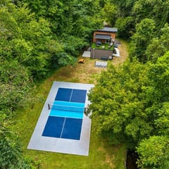 Rooftop Hot tub Pickleball Pool table