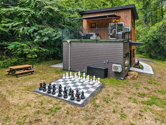Rooftop Hot tub Pickleball Pool table - Image 3