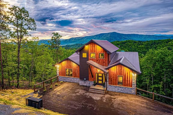 Family Lodge - Heated Pool, WiFi, Theatre, FirePit - Image 1