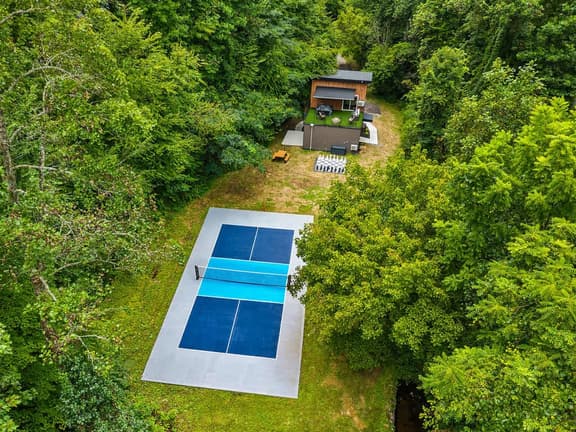 Rooftop Hot tub Pickleball Pool table - Image 1